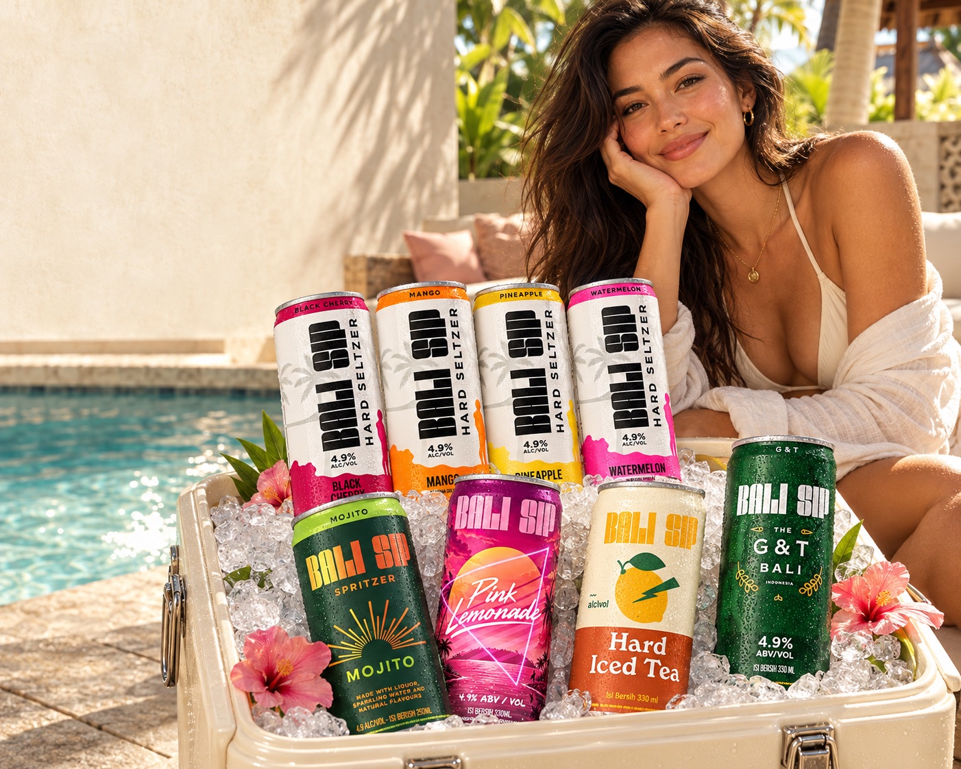 Delapan minuman Bali Sip dalam cooler terbuka berisi es di tepi kolam tropis